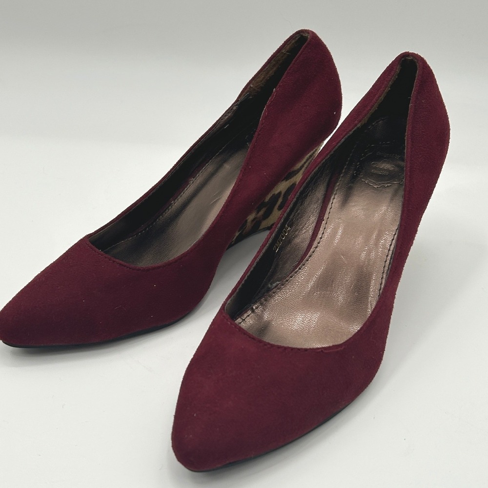 Ollio‎ Burgundy Suede Wedge Heels Leopard Print Pointed Toe Pumps Size 6.5 - Picture 3 of 10